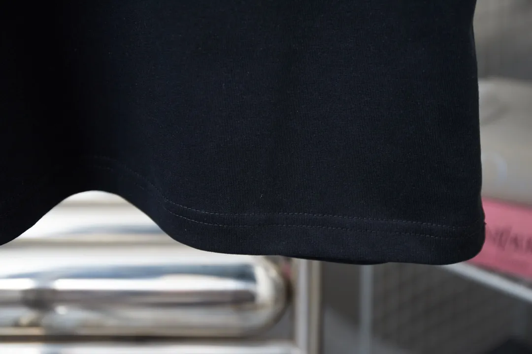 🅿️230 Chrome Hearte 25SS early spring new style Chrome Hearte pattern short-sleeved light luxury essential item for daily commuting for men and women Correct version Welcome to compare Detailed features · 280g 100% pure cotton double yarn jersey fabric · Special thickened 32 pieces of double-strand 1X1 thread in the same vat · Imported Australian matte pearl diamonds ➕ Three-dimensional thick plate texture Chrome Heart letters. Ready-to-wear dyeing Then do the faded fried snowflake process and then wash it to make it look old. Common washing improves the effect · Double-needle stitching and cross-stitch process · Original main mark washed tag brand moisture-proof paper packaging Color: black/white Size: S/M/L/XL